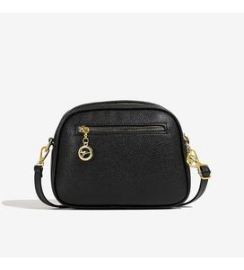 Vue détaillée du sac bandoulière en cuir noir avec breloque kangourou dorée et zip