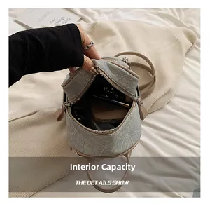 Capacité interne du mini sac à dos gris montrant le rangement du téléphone