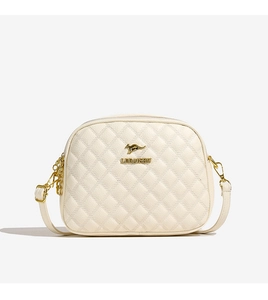 Détail du sac bandoulière matelassé crème avec logo kangourou doré et texture cuir