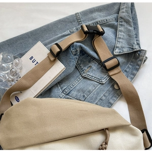 Flachbild von Khaki Segeltuch Umhängetasche mit verstellbarem Gurt und Kontrastdesign