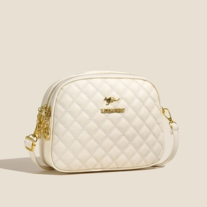 Sac bandoulière élégant en cuir matelassé beige avec détails dorés et bandoulière réglable