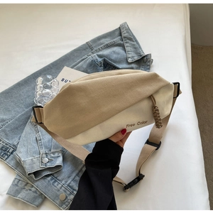 Detail der Canvas-Brusttasche mit Free Color Aufdruck und geknotetem Reißverschluss