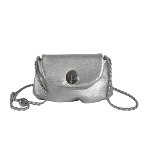 Schicke silberne Satteltasche mit Metallic-Faltenstruktur und dekorativem Kettenriemen