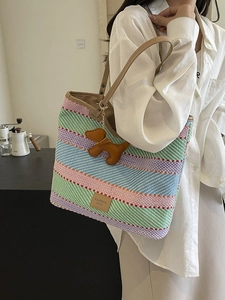 Borsa tote bohémien in tessuto colorato con cinturini in pelle indossata da modella