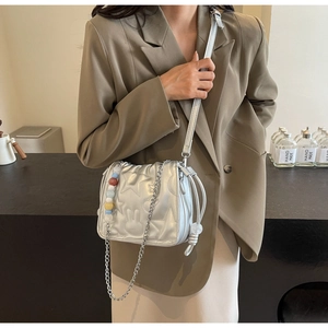 Sac seau argenté métallisé avec broderie d'étoiles et de lapins porté par un mannequin