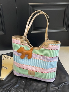 Borsa tote bohémien in paglia intrecciata a righe colorate con ciondolo a forma di cane