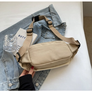 Detailansicht der khakifarbenen Segeltuch-Gürteltasche mit verstellbarem Gurt und Schnalle