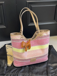 Borsa tote bohémien in paglia a righe con manici in pelle e ciondolo a cane