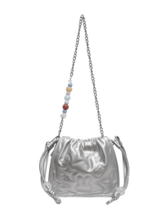 Sac seau plissé argenté avec gaufrage d'étoiles et bandoulière chaîne perlée colorée