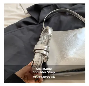 Détail de la bandoulière réglable en métal argenté sur le sac à main de luxe chic