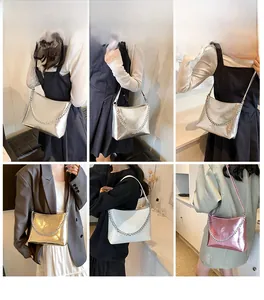 Collage de sacs hobo chics avec chaîne en argent et doré portés par un mannequin