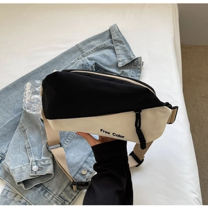 Detail der farblich abgesetzten Canvas-Brusttasche mit Free Color-Aufdruck und Gurt