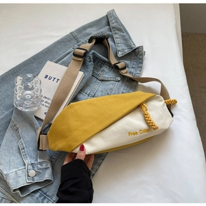 Nahaufnahme der Kontrastfarben-Canvas-Brusttasche mit Free Color Stickerei und Gurt