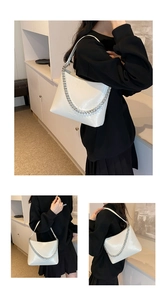 Vue détaillée du sac seau en cuir verni blanc avec chaîne argentée et bandoulière chic