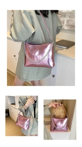 Vue détaillée du sac rose métallisé avec chaîne argentée et texture effet miroir brillant