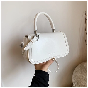 Détails du sac à main en cuir blanc avec finitions argentées et logo