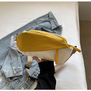 Detail der farbblockierten Canvas-Brusttasche mit Free Color Stickerei auf Denim-Jacke