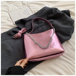 Détail du sac à chaîne rose métallisé avec texture brillante et chaîne argentée