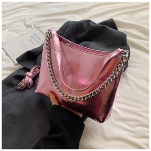 Détail du sac seau rose métallique montrant la chaîne et la texture gaufrée Mongo King
