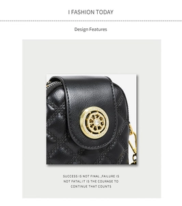 Details der schwarzen gesteppten Handy-Tasche mit Gold-Hardware und Strass-Emblem