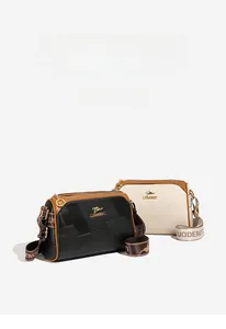 Detail der Boston-Taschen mit Litschistruktur und breiten Jacquard-Gurten in Schwarz