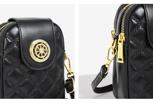 Detailansicht der schwarzen Stepptasche mit Goldbeschlägen und Strass-Verzierung
