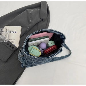 Interno spazioso della borsa tote in denim con trapuntatura e catena in argento