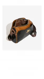 Detailansicht der Boston Bag mit geräumigem Innenfutter und goldenem Känguru-Logo-Akzent
