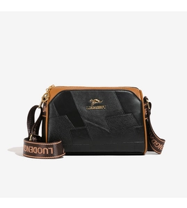 Details der Boston Bag mit breitem Gurt, Ledertextur und goldenem Känguru-Logo