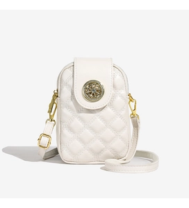 Detail der cremefarbenen gesteppten Handytasche mit goldenem Verschluss und Strass
