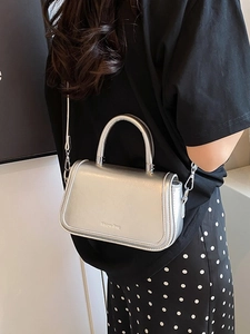 Sac bandoulière carré argenté métallisé avec poignée et logo Shiyu-Bag élégant