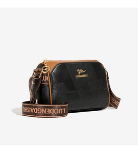 Detail der Boston Bag mit Känguru-Logo, Ledertextur und breitem Markenschultergurt