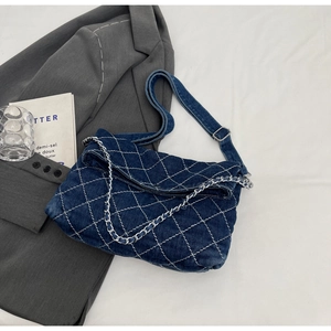Borsa a tracolla in denim blu con cuciture a rombi bianchi e dettaglio catena argento