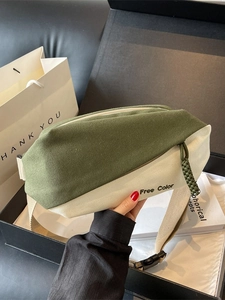 Grün-beige Canvas-Brusttasche mit verstellbarem Gurt und Free Color Aufdruck