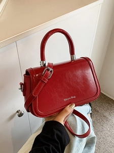 Sac à main bandoulière rouge brillant minimaliste avec poignée et détails argentés