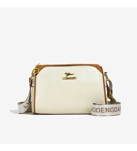Detail der Boston Bag mit Patchwork-Textur, goldenem Känguru-Logo und breitem Schultergurt