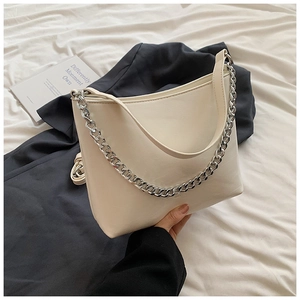 Vue détaillée du sac bandoulière en cuir crème avec chaîne en métal argenté élégante