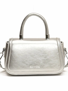 Sac bandoulière chic en cuir argenté craquelé avec poignée supérieure et rabat magnétique
