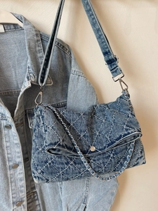 Borsa tote in denim blu con motivo trapuntato a rombi e tracolla con catena d'argento