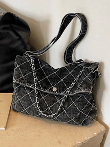 Borsa tote in denim trapuntato con tracolla a catena e cuciture bianche a contrasto
