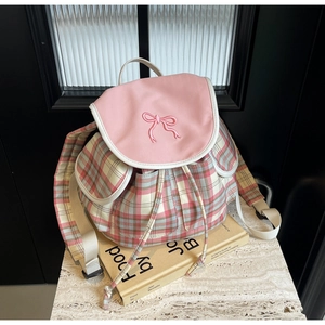 Détail du sac à dos à carreaux rose avec broderie nœud et bretelles tissées crème