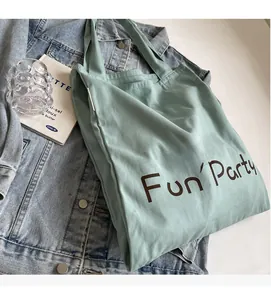 Détail du sac cabas en toile vert clair avec imprimé Fun Party sur coton doux