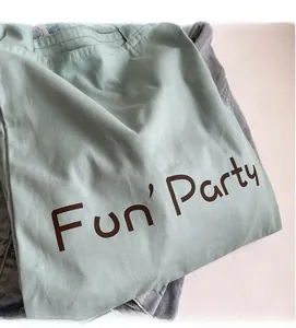 Détail du sac cabas en toile vert menthe avec imprimé Fun' Party sur fond denim