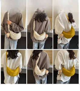 Détail du sac bandoulière en toile avec sangle réglable et breloque en peluche