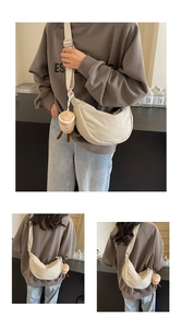 Détail du sac croissant en toile beige avec breloque cupcake et bandoulière réglable