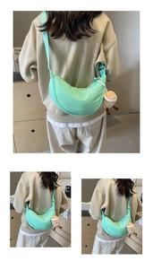Détail du sac croissant vert menthe en nylon avec un petit charme de tasse à café doux