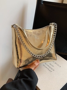 Sac à main élégant doré plissé avec grosse chaîne argentée et texture métallique