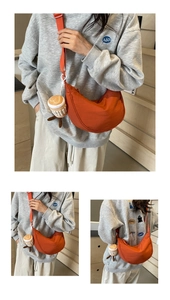 Détail du sac bandoulière en nylon orange avec sangle réglable et breloque peluche café