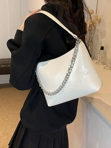 Sac seau bandoulière blanc brillant pour femme avec chaîne en métal argenté élégante
