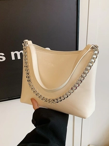 Sac à bandoulière crème élégant pour femme avec chaîne en métal argenté et design épuré